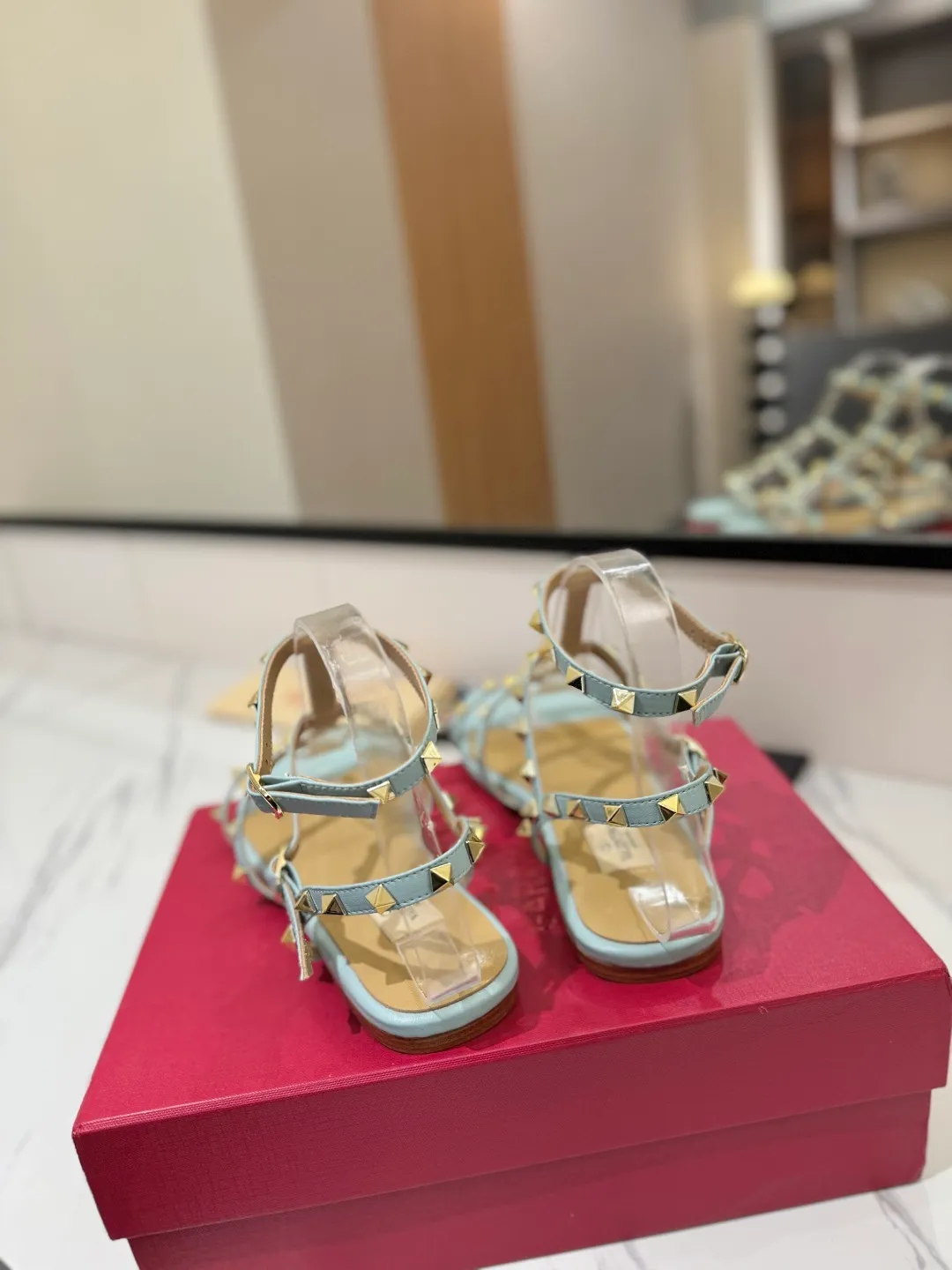👟👟Ex-factory price 520👟👟 Valentino/Valentino rivet VT classic ankle-wrap rivet sandals, timeless 🆕 deeply rooted in people's hearts❤️A must-have item that never goes out of style🫰top replica! The side curves are perfect, the original molded custom-made rust-free rivets, and the textured hardware bring out a full sense of high-end, giving you a genuine foot feel! The first choice for high-end customers❤️ [Material] Upper: Original imported customized cowhide Inner lining: Original imported goatskin Outsole: Imported pearlescent leather outsole Code number: 35-39 [34, 40, 41, 42 are custom-made and cannot be returned or exchanged]
